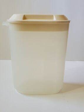 Rubbermaid Vintage Slim Servin Saver Pitcher 2.5 Qt